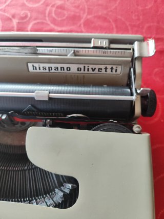 Máquina de escribir Hispano Olivetti Pluma 22