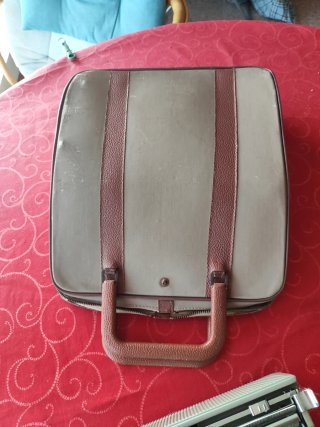 Máquina de escribir Hispano Olivetti Pluma 22