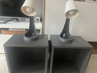 2 Mesitas noche grises y lámparas