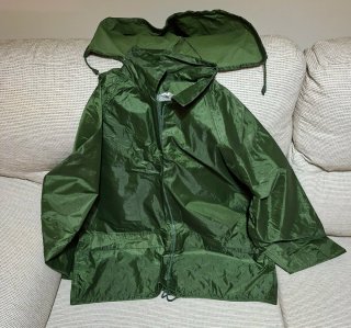 Traje de agua impermeable verde