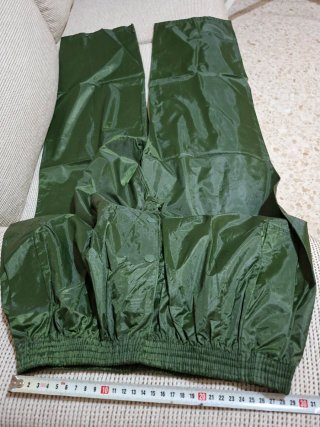 Traje de agua impermeable verde