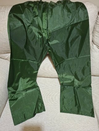 Traje de agua impermeable verde