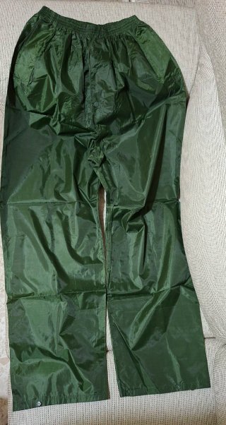 Traje de agua impermeable verde