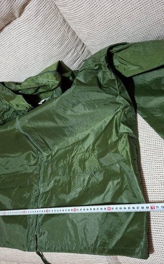 Traje de agua impermeable verde