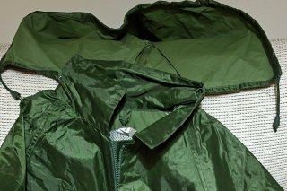 Traje de agua impermeable verde