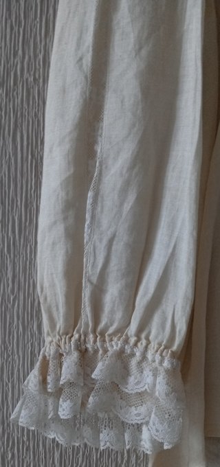 Blusa beige elegante con encaje