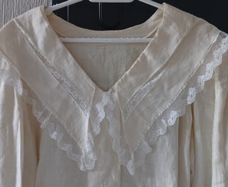 Blusa beige elegante con encaje