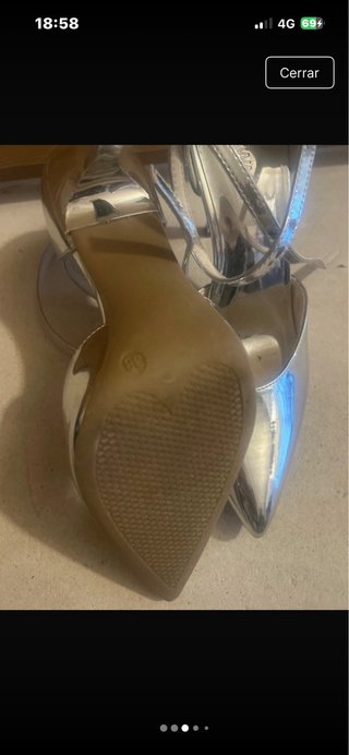 Zapatos de tacón plateados