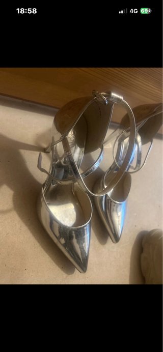 Zapatos de tacón plateados