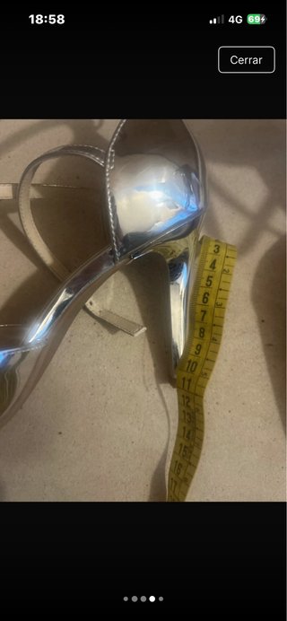 Zapatos de tacón plateados