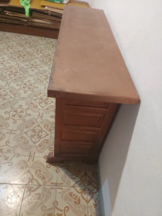 Mueble de madera con detalles dorados