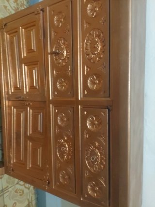 Mueble de madera con detalles dorados