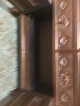 Mueble de madera con detalles dorados