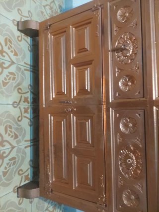 Mueble de madera con detalles dorados