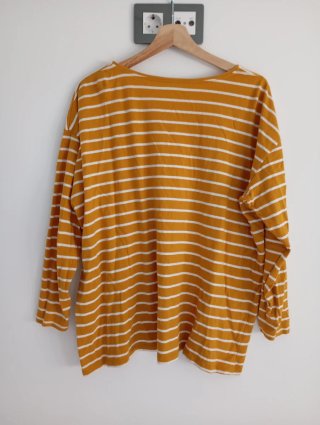 Camiseta de rayas amarilla y blanca