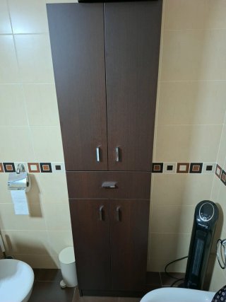 Lavabo y mueble de baño marrón