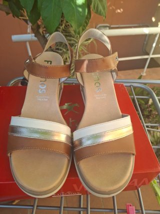 Sandalias Fluchos Beige, Dorado y Marrón