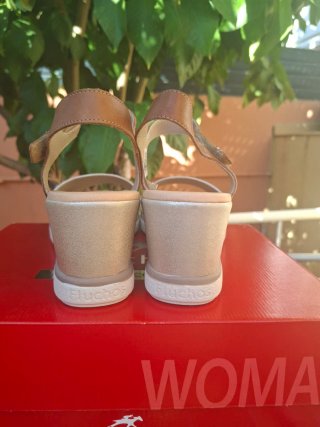 Sandalias Fluchos Beige, Dorado y Marrón