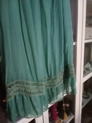 Vestido corto verde seda cuello Bardot