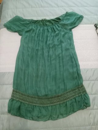 Vestido corto verde seda cuello Bardot