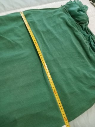 Vestido corto verde seda cuello Bardot