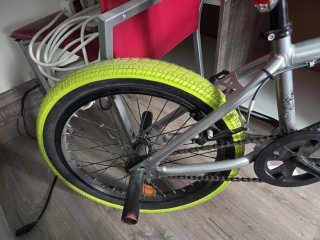 Bicicleta BMX acrobática color gris y verde