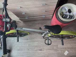 Bicicleta BMX acrobática color gris y verde