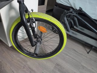 Bicicleta BMX acrobática color gris y verde