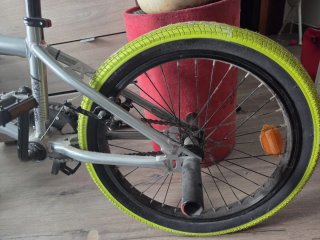 Bicicleta BMX acrobática color gris y verde