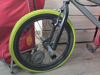 Bicicleta BMX acrobática color gris y verde