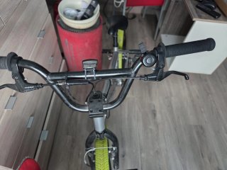Bicicleta BMX acrobática color gris y verde