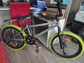 Bicicleta BMX acrobática color gris y verde