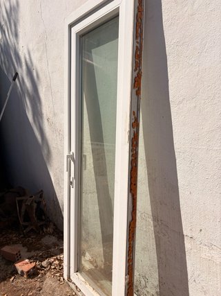 Puerta y ventana de seguridad blanca