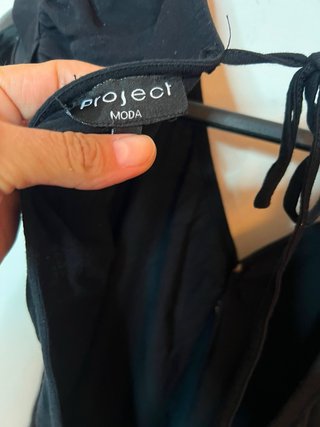Maglia nera con scollo a V e laccetto
