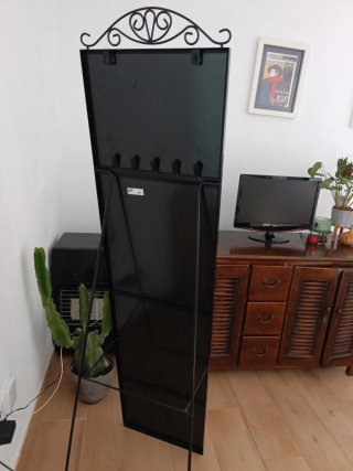 Espejo de pie negro con detalles
