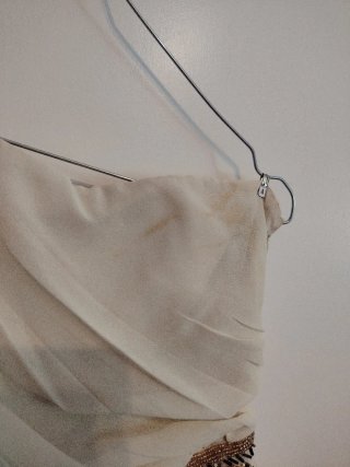 Vestido fiesta beige con detalles dorados