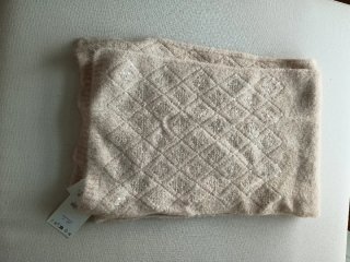 Gorro y bufanda de lana beige con lentejuelas