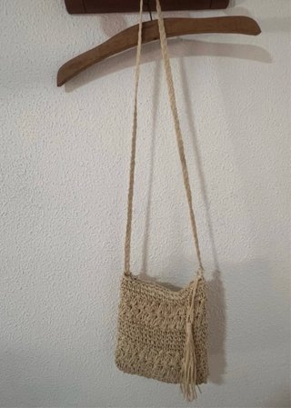 Bolso de paja beige con flecos Lefties