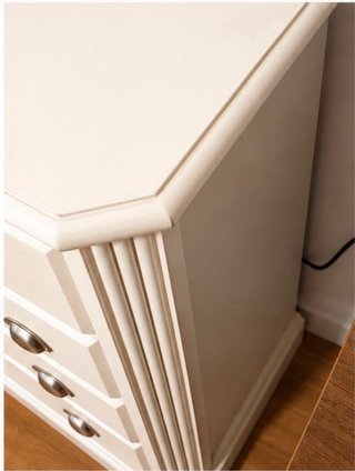 Cómoda de madera maciza estilo vintage beige