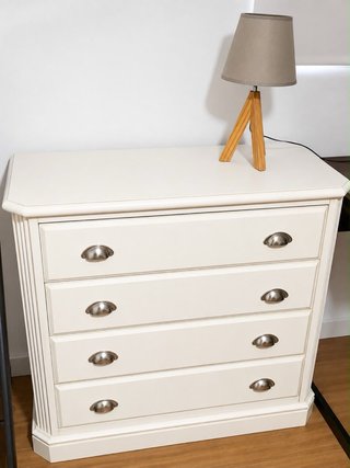 Cómoda de madera maciza estilo vintage beige