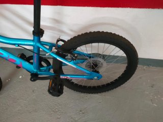 Bicicleta infantil azul y bicicleta chica