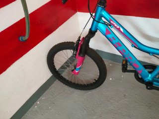 Bicicleta infantil azul y bicicleta chica