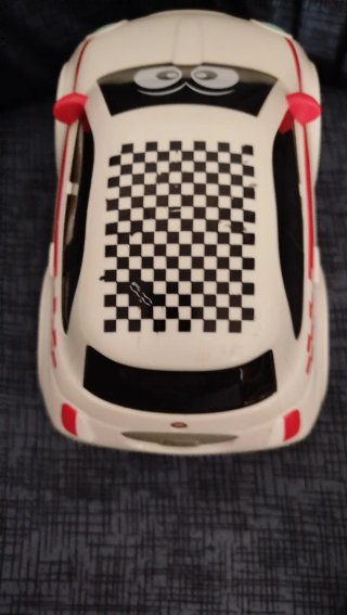 Coche teledirigido blanco con detalles rojos