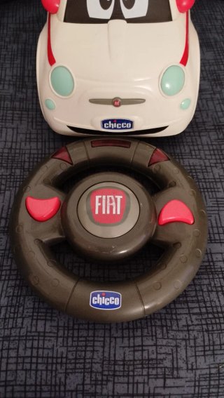 Coche teledirigido blanco con detalles rojos