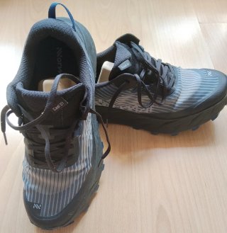 Zapatillas trail Nnormal Cadí 45 1/3 azul y negro.
