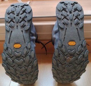 Zapatillas trail Nnormal Cadí 45 1/3 azul y negro.