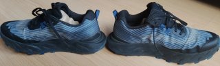 Zapatillas trail Nnormal Cadí 45 1/3 azul y negro.