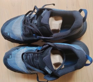 Zapatillas trail Nnormal Cadí 45 1/3 azul y negro.