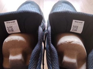 Zapatillas trail Nnormal Cadí 45 1/3 azul y negro.