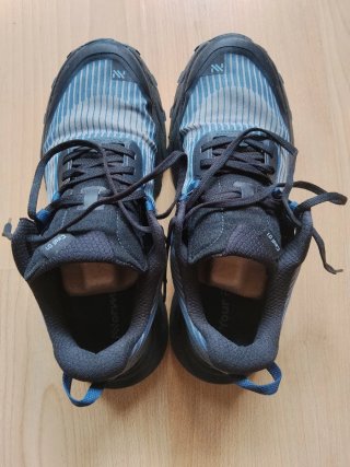 Zapatillas trail Nnormal Cadí 45 1/3 azul y negro.